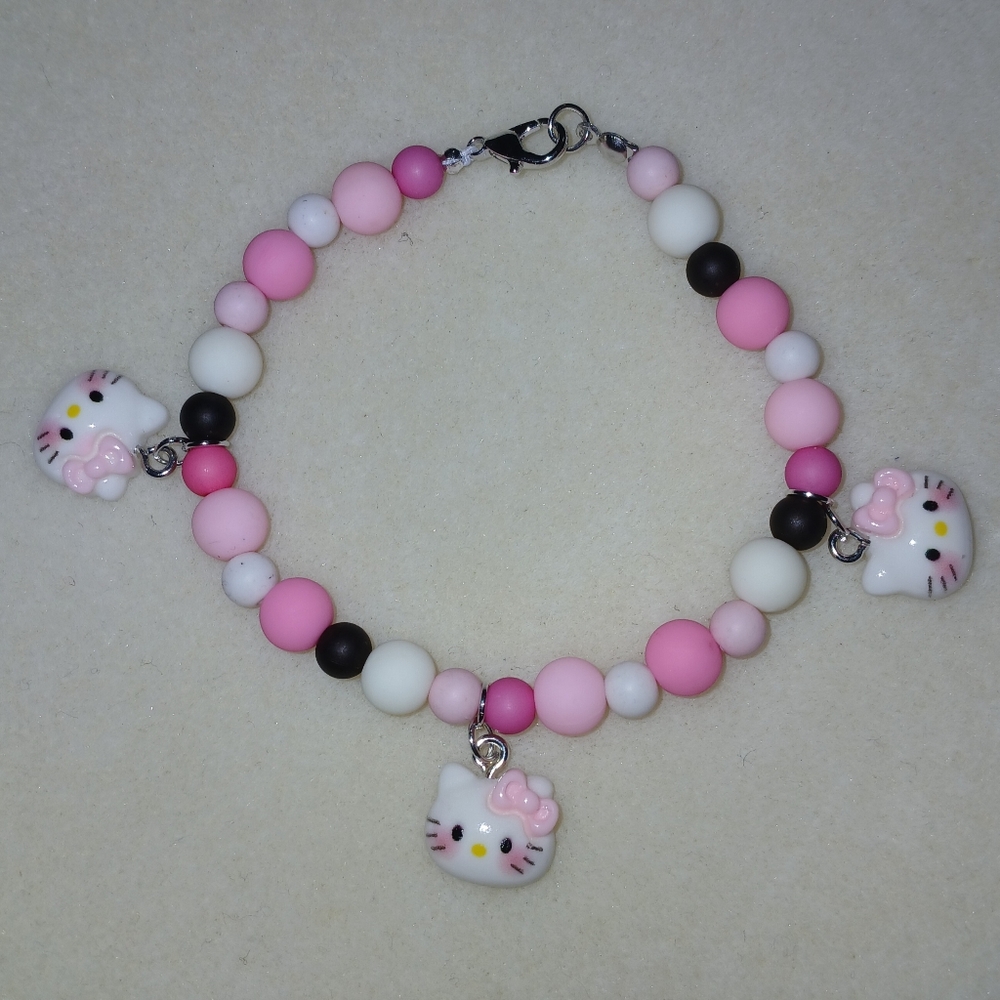NWT Handcrafted 10" Hello Kitty Beaded Bracelet & Earrings Set.